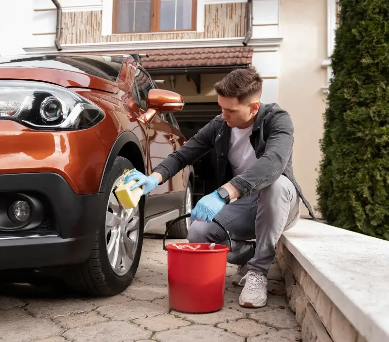 Lavage auto à domicile Peschadoires : professionnel intervenant sur un véhicule